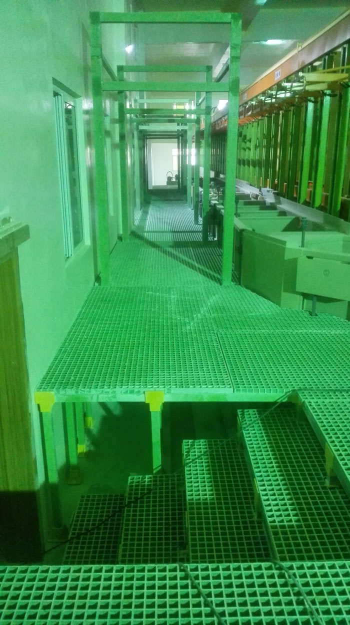 我司圆满完成广东清远新野卫浴公司电镀平台项目玻璃钢格栅、玻璃钢桥架安装(图1)